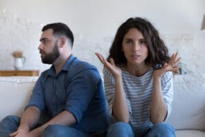 Başkalarıyla Eğlenirken Sizin Yanınızda Sessizleşiyor mu?